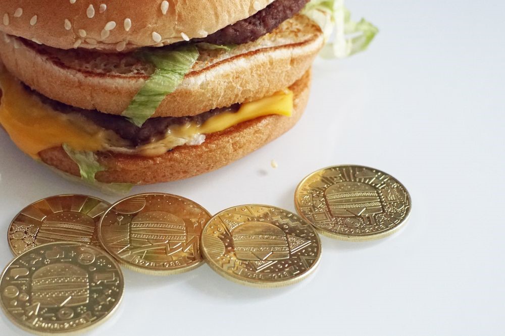 ¿En qué se relaciona una hamburguesa con la economía?